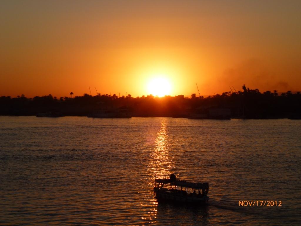 Sông Nil/Nile: Dành cho những tín đồ yêu thích phiêu lưu và khám phá, hãy cùng chúng tôi bắt đầu một chuyến hành trình trên dòng sông Nil huyền thoại. Điều đó sẽ đưa bạn đến những địa điểm của Ai Cập cổ đại, những khu vực hoang sơ và đồng cỏ bao la. Hãy đắm mình trong khung cảnh đầy sức hấp dẫn này với chúng tôi!